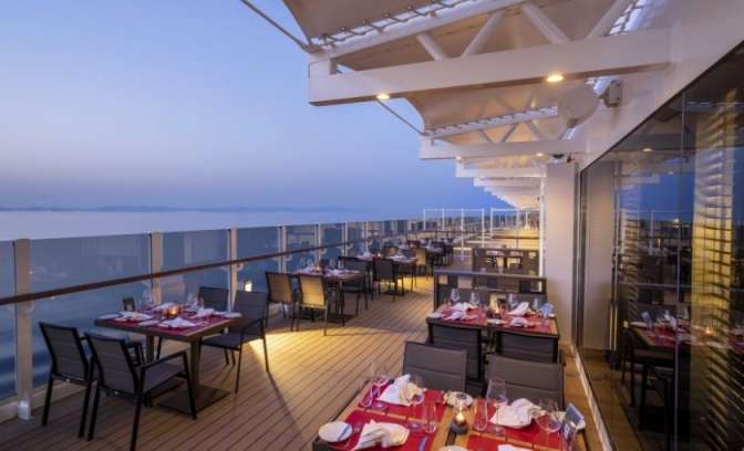 Buiten dineren op de MSC Seashore